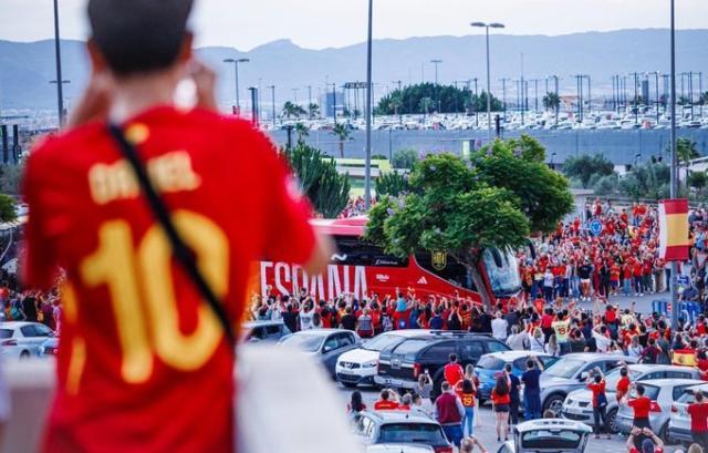 半岛体育在线-残阵西班牙进攻受阻，罗德里替身处子球绝杀丹麦！