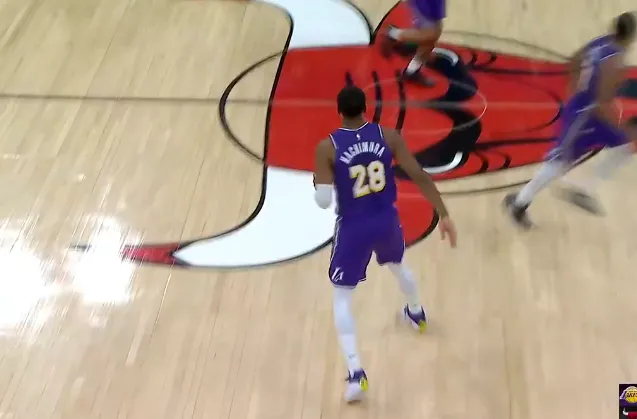 半岛体育官网-八村垒弧顶接球三分再中，目前11中9、三分5中4已经砍下22分