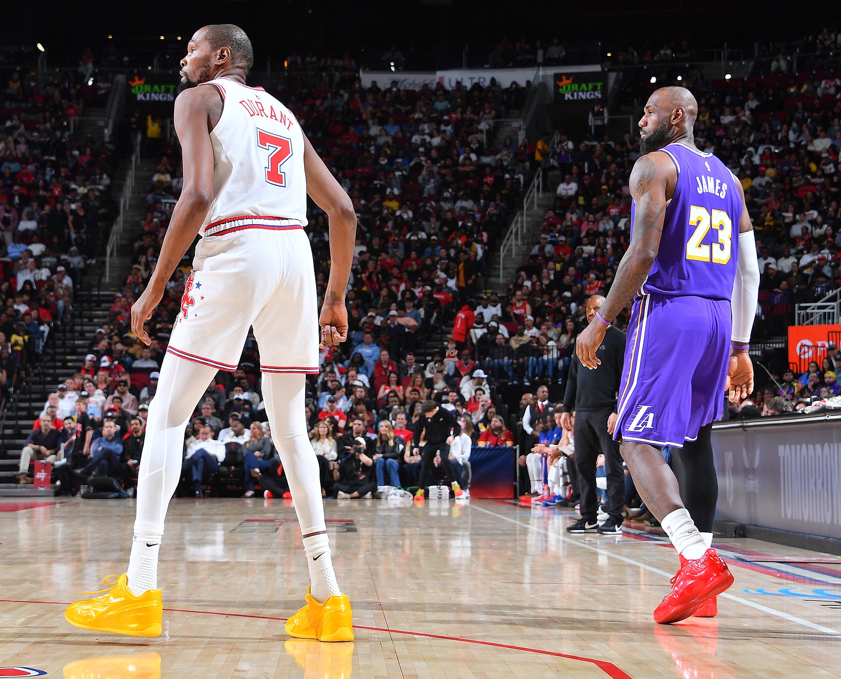 张佳玮谈火湖：詹杜此前交手最多打5场 14总决若遇上就是巅峰对决