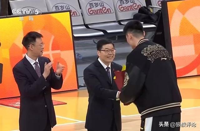 半岛体育在线-胡金秋：季后赛目标是卫冕总冠军 期待CBA赛场实现父子同台